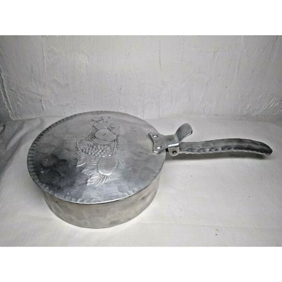 Vintage Everlast Metal 552 Hand Forged Aluminum Butler Pan Fruit Pattern - Picture 3 of 6